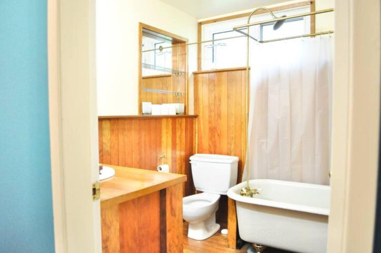 Cozy 1 Bd Suite Centrally Located นอร์ทแวนคูเวอร์ ภายนอก รูปภาพ
