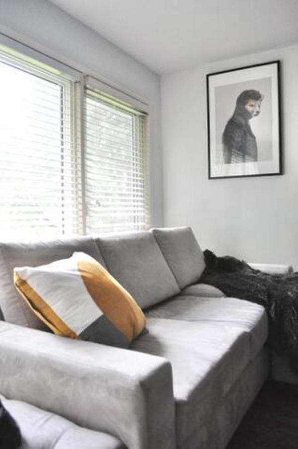 Cozy 1 Bd Suite Centrally Located นอร์ทแวนคูเวอร์ ภายนอก รูปภาพ