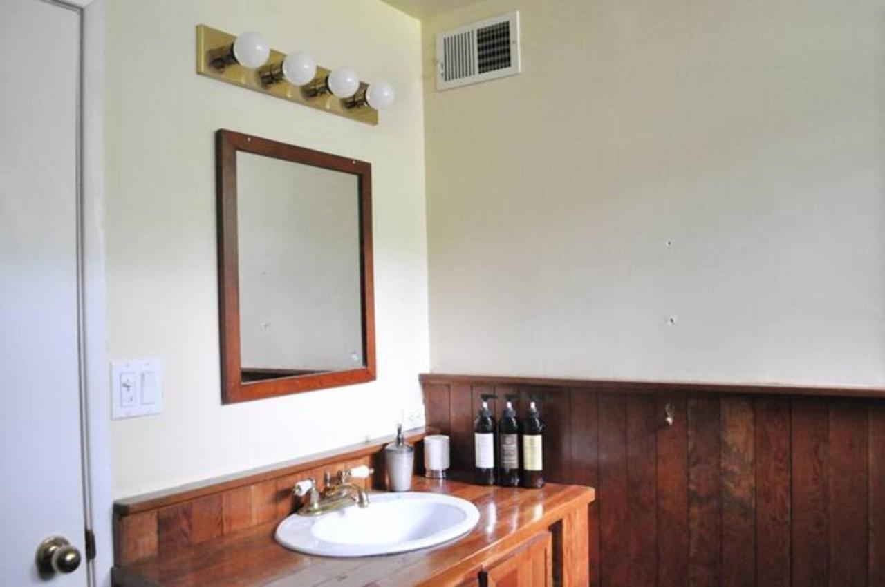 Cozy 1 Bd Suite Centrally Located นอร์ทแวนคูเวอร์ ภายนอก รูปภาพ